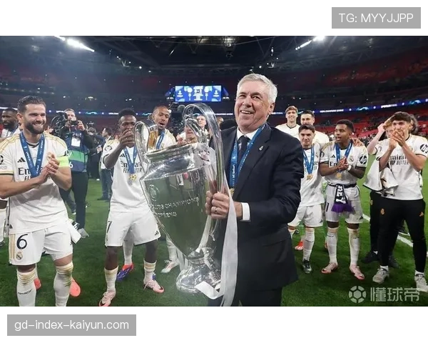 特写镜头：在一次成功的快速反击后，皇马球员安切洛蒂在场边用力挥拳庆祝