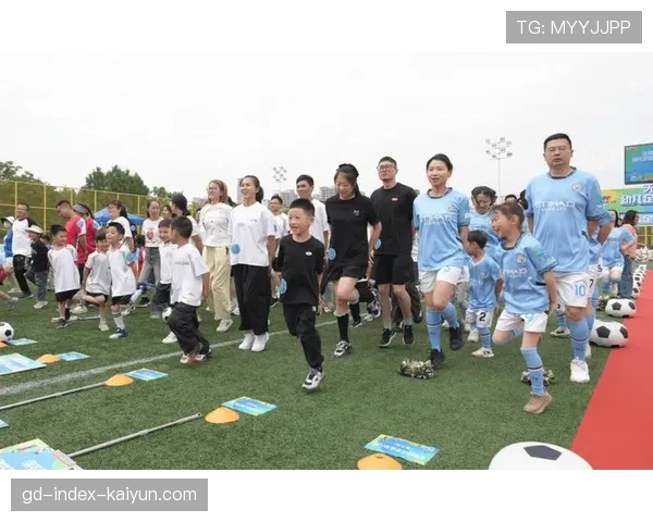 “全民足球节”在北京启动，前国脚现场指导青少年训练